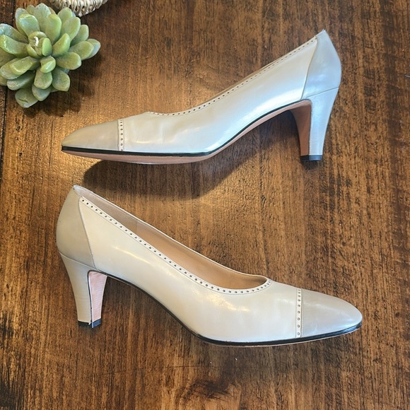 Salvatore Ferragamo | Vintage White & Gray Spectator Pumps, Size 11AAA - Picture 3 of 10